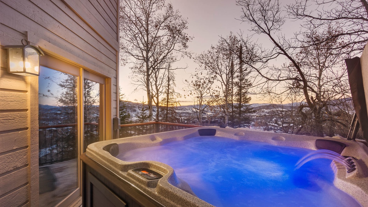 Glacier Lodge West - hot tub