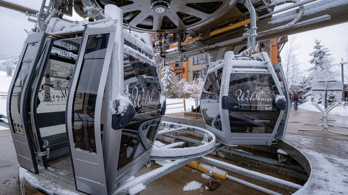 Wildhorse Gondola Loading at Trailhead Lodge