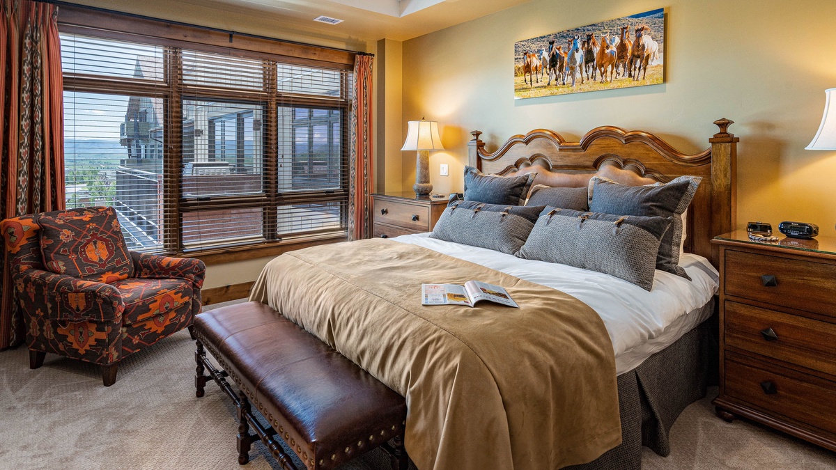 Bedroom 1, Main Level - Primary king suite