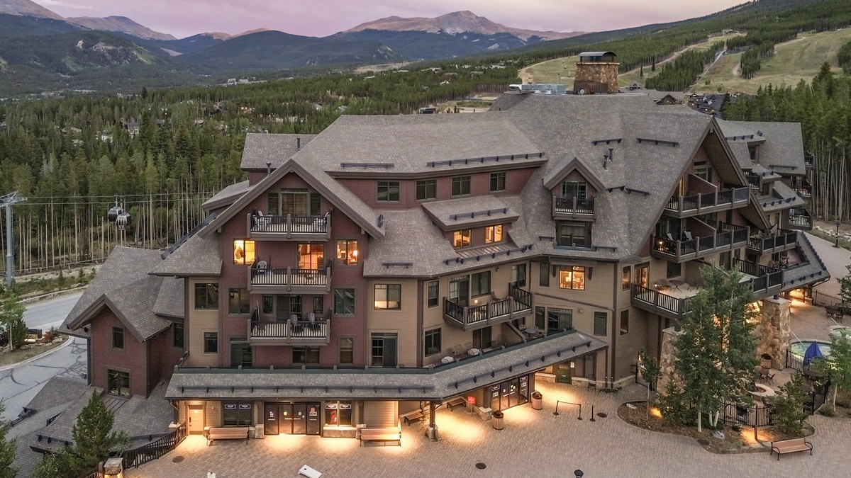 Crystal Peak Lodge: Exterior