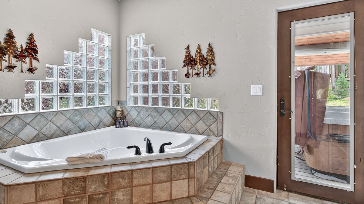 Bathroom 1, Main Level - Primary ensuite jetted tub