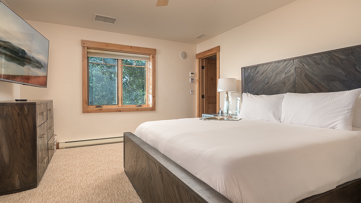 Bedroom 1, Upper Level - Primary king suite