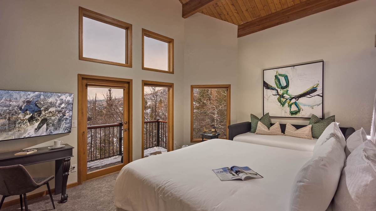 Glacier Lodge West - primary suite view