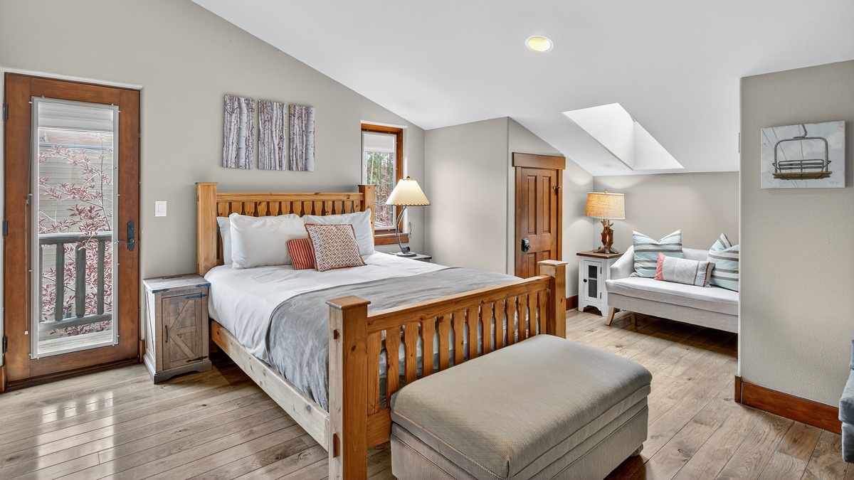 Bedroom 6, Upper Level - Queen bedroom with sitting area