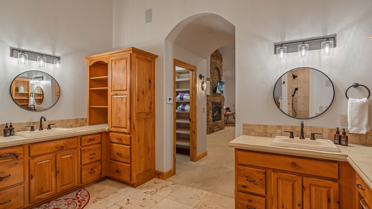 Bedroom 1, Main Level - Spacious primary ensuite on main level