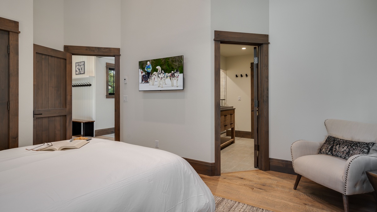 Bedroom 1, Main Level - Primary queen suite on main level