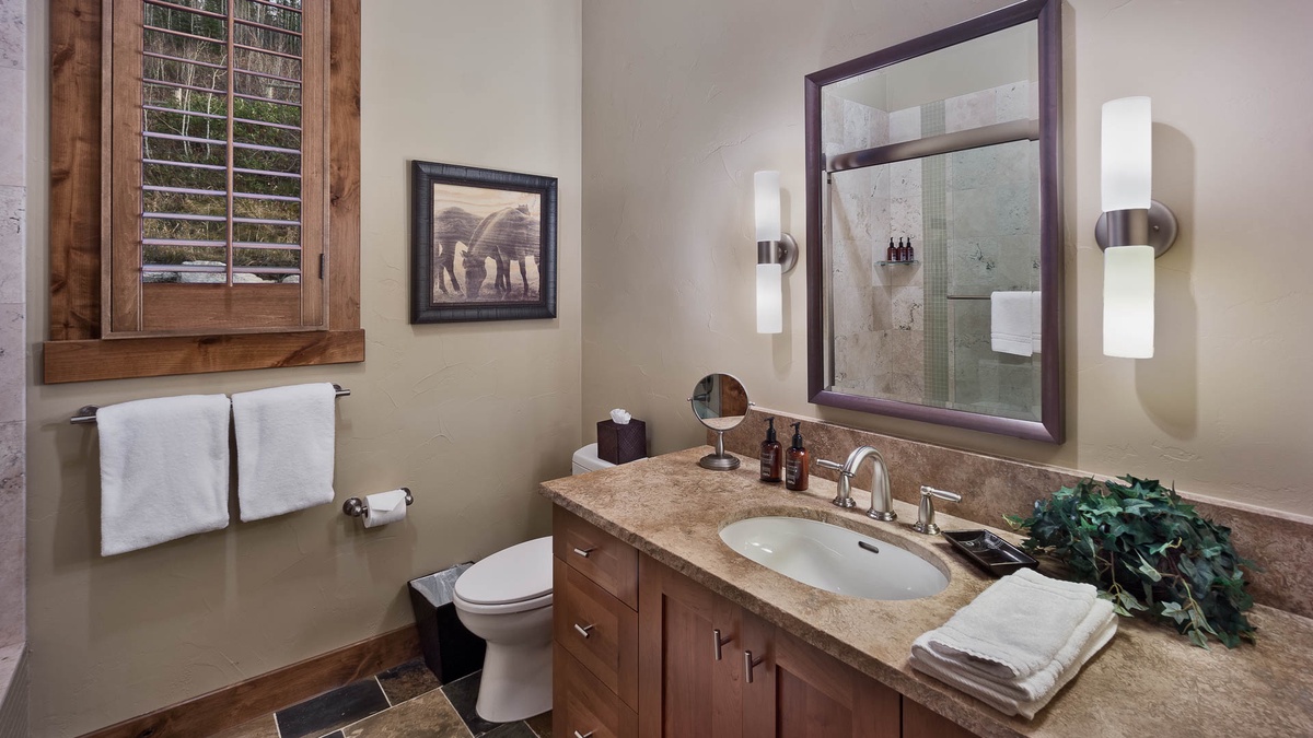 King ensuite, upper level