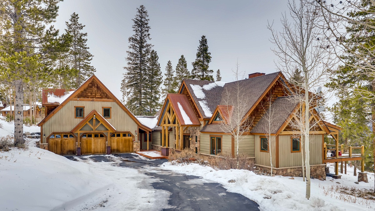 Moose Tracks Exterior