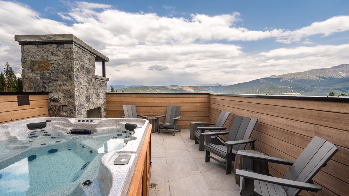 Upper level hot tub on stargazing deck