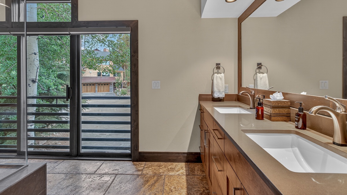 Bedroom 7, Upper Level - King ensuite