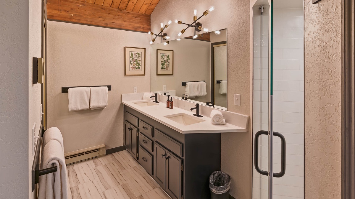 Glacier Lodge East - primary ensuite