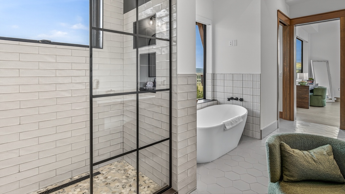 Bedroom 1, Main Level - Primary king ensuite