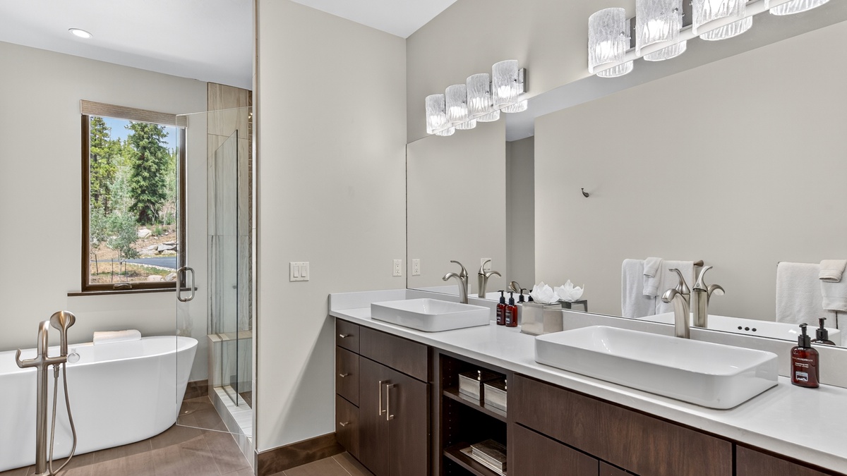 Bedroom 1, Upper Level - Primary ensuite with large soaking tub