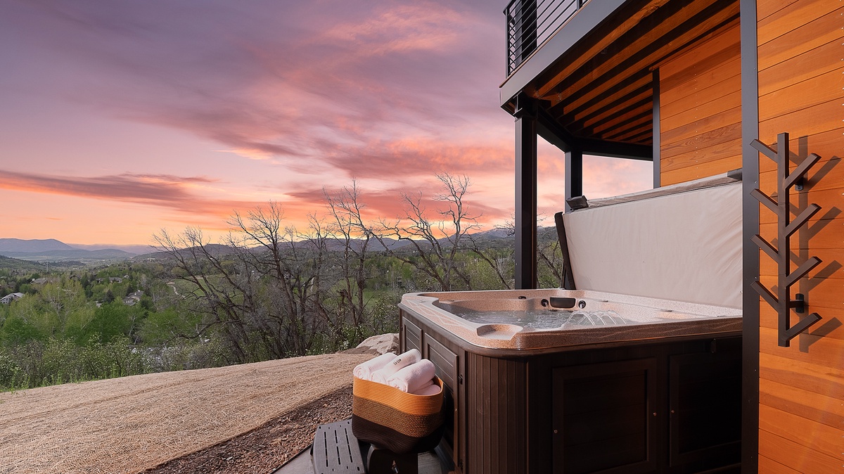 Private Outdoor Hot Tub, Lower Level