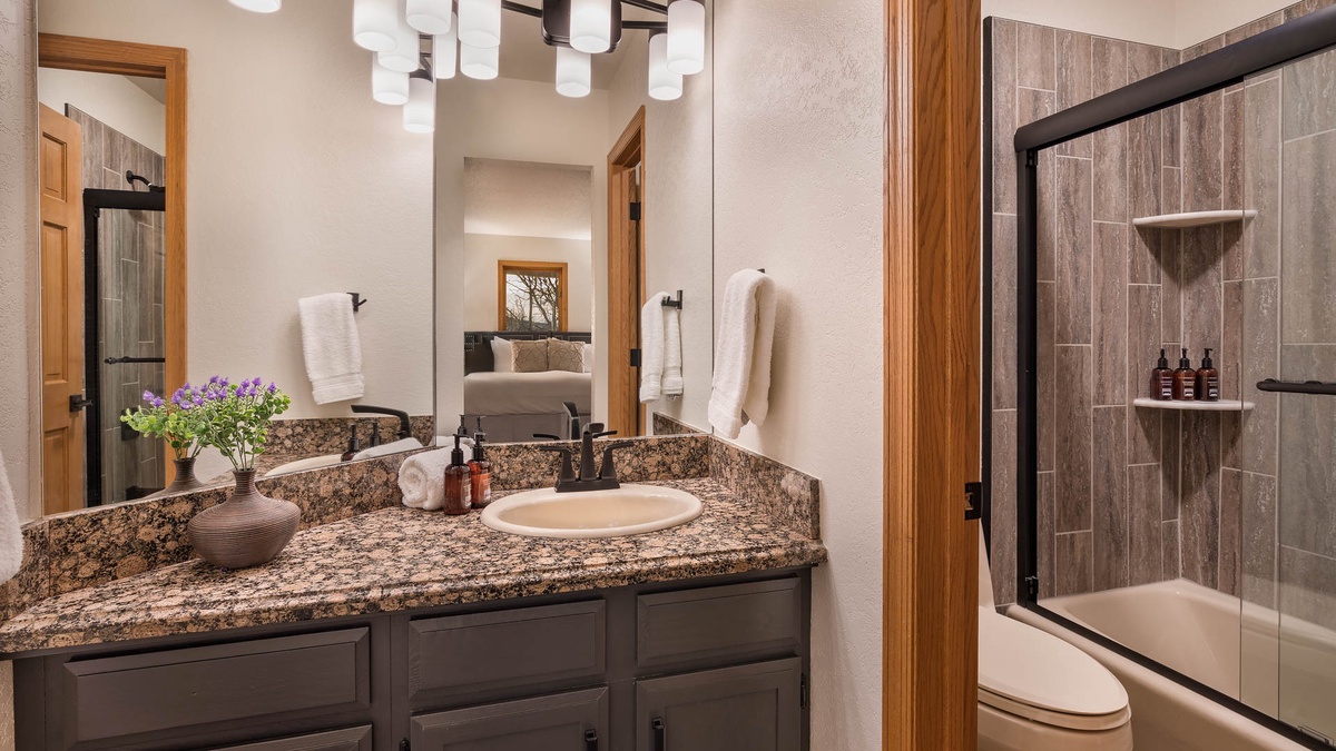 Glacier Lodge West - king ensuite