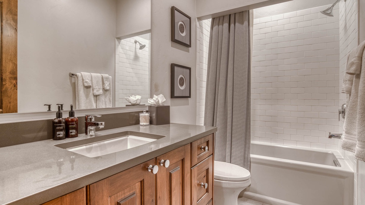 Bedroom 3, Lower Level - King suite ensuite