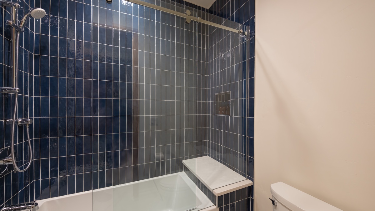 Bunkroom tub shower