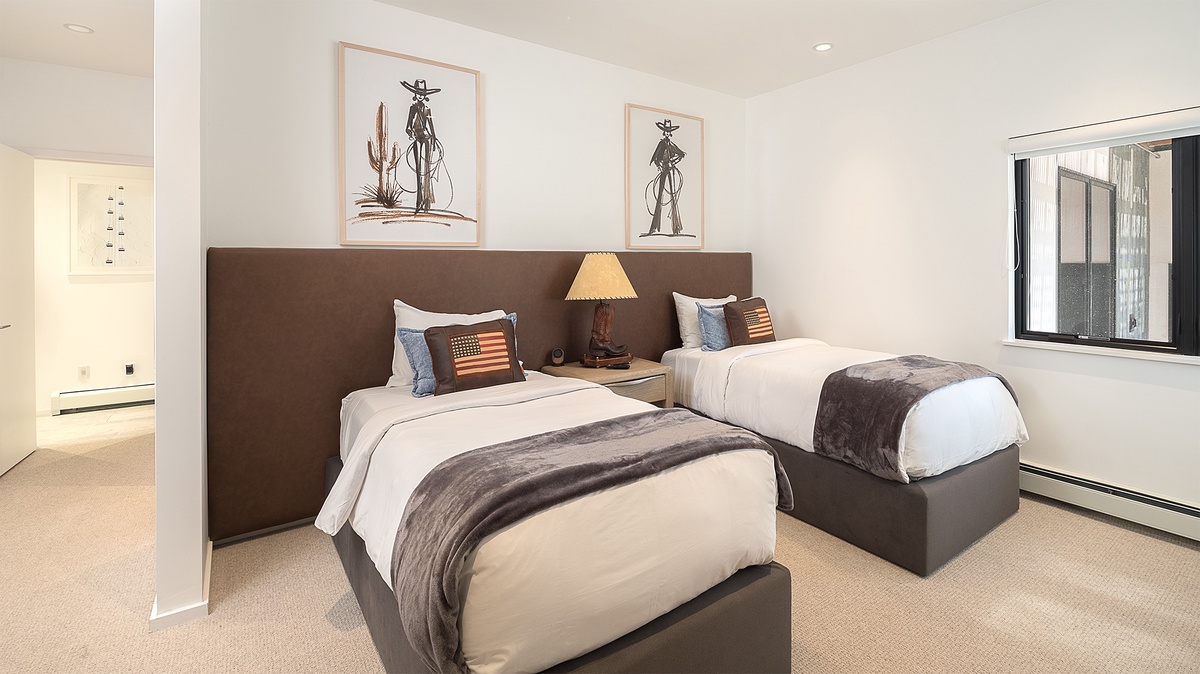 Bedroom 2, Lower Level - Two twin beds