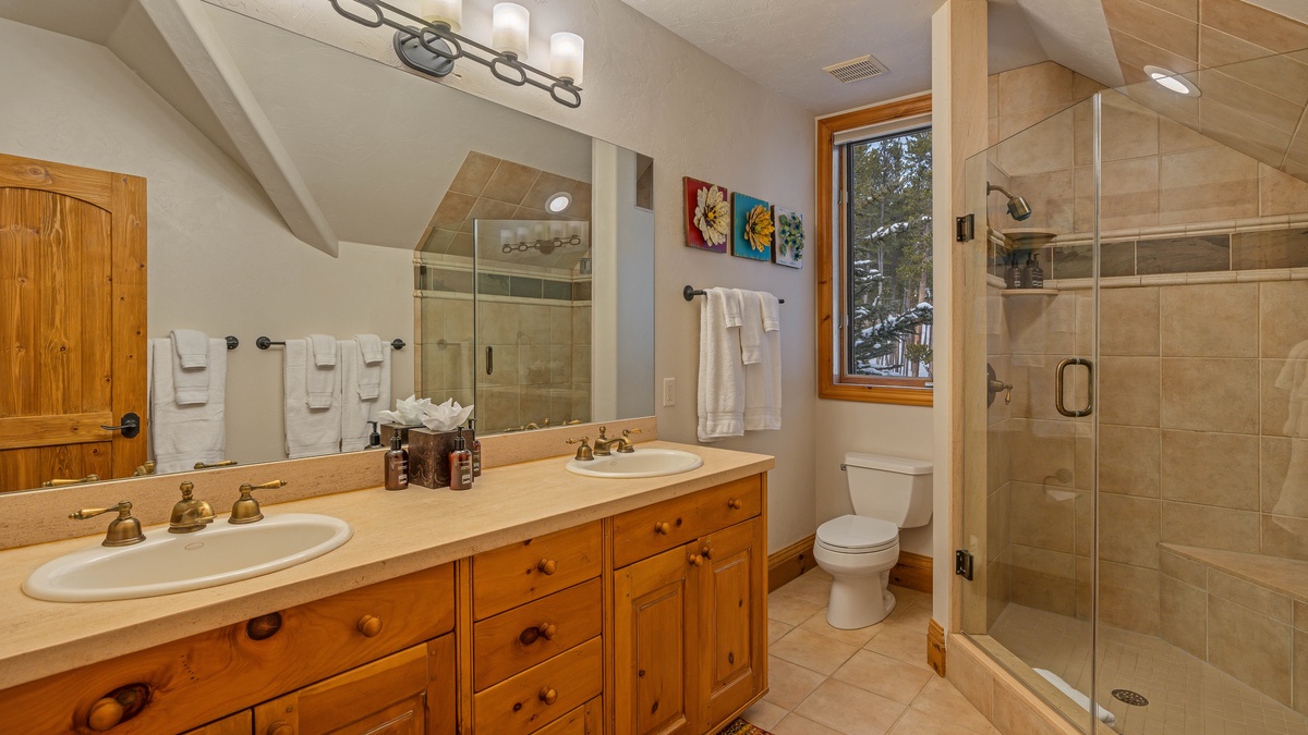 Bedroom 4, Upper Level - King ensuite on upper level