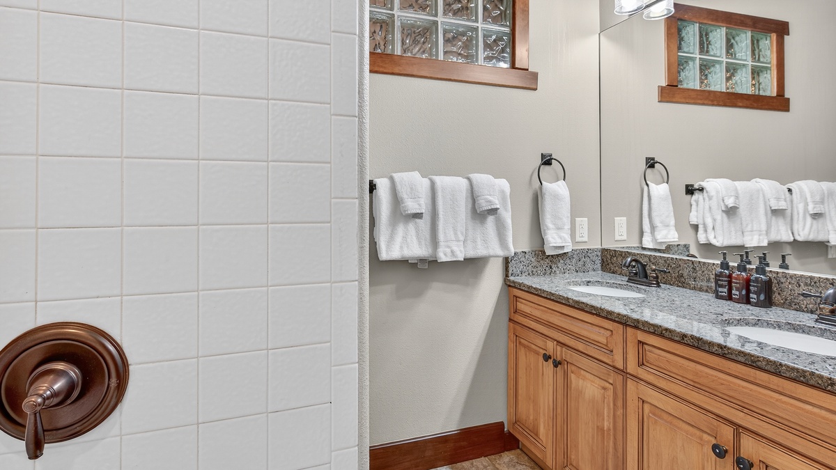 Bedroom 5 & 6, Upper Level - Shared bath with 2nd bunkroom & queen bedroom