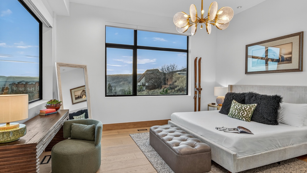 Bedroom 1, Main Level - Nocturne View, primary king suite