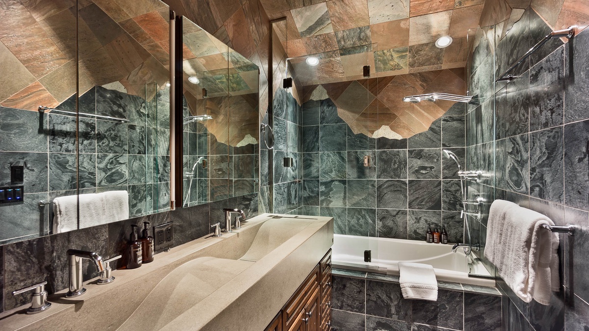 Bedroom 3, Upper Level - Ensuite bathroom with soaking tub