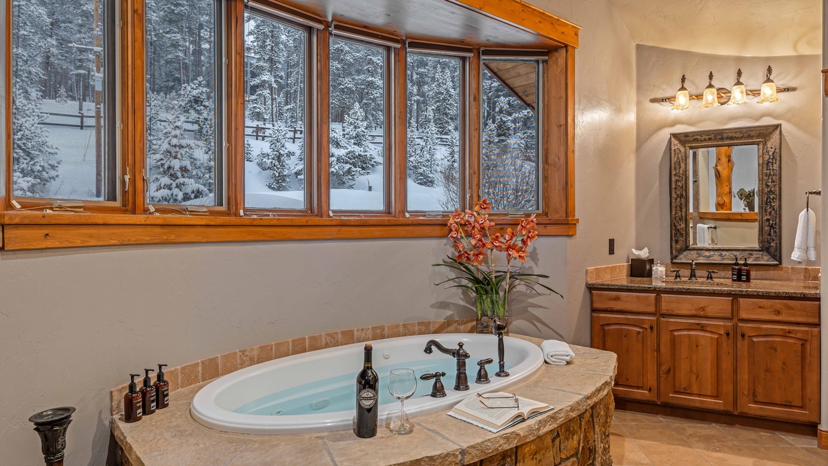 Beautiful shared bathroom on loft level