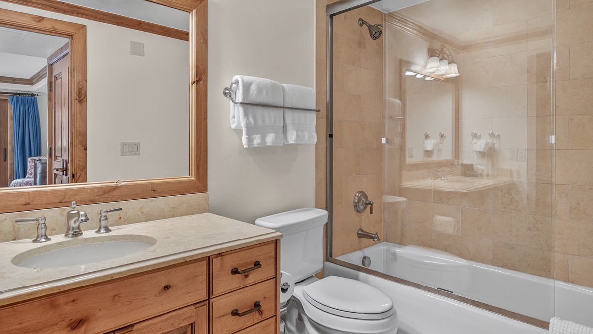 Bedroom 2, Main Level - Queen ensuite