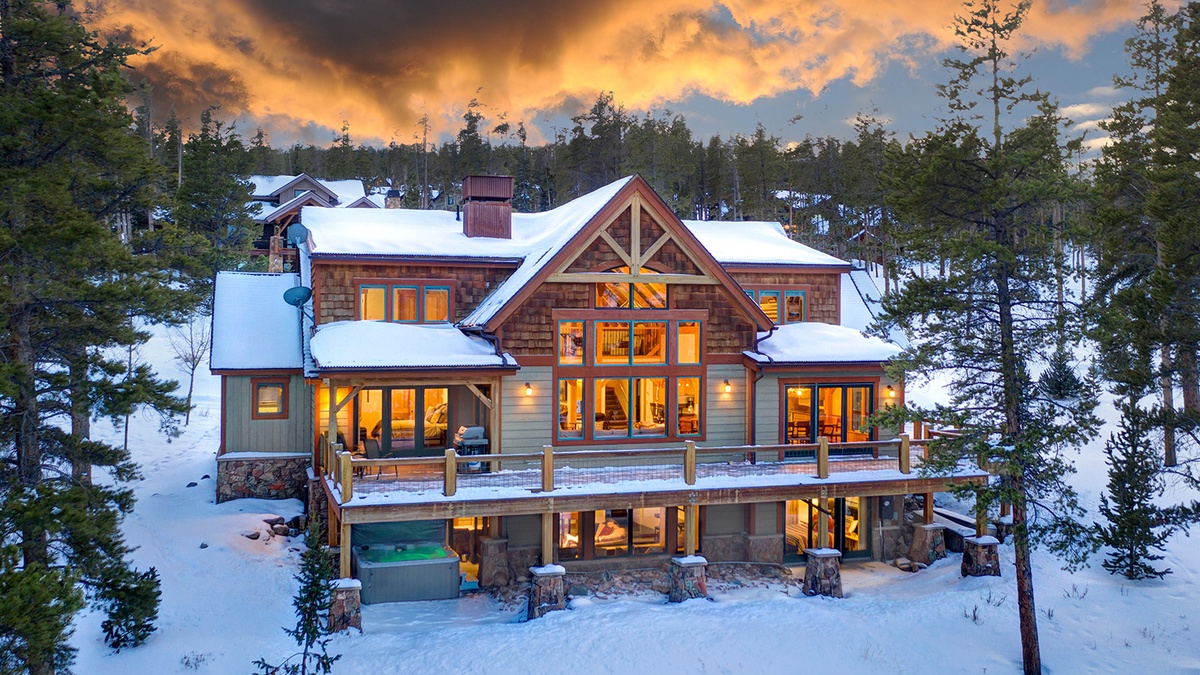 Welcome to Moose Tracks Lodge