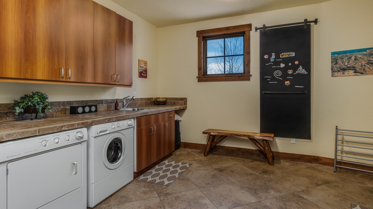 Chalet Beliza - main level laundry room / mudroom