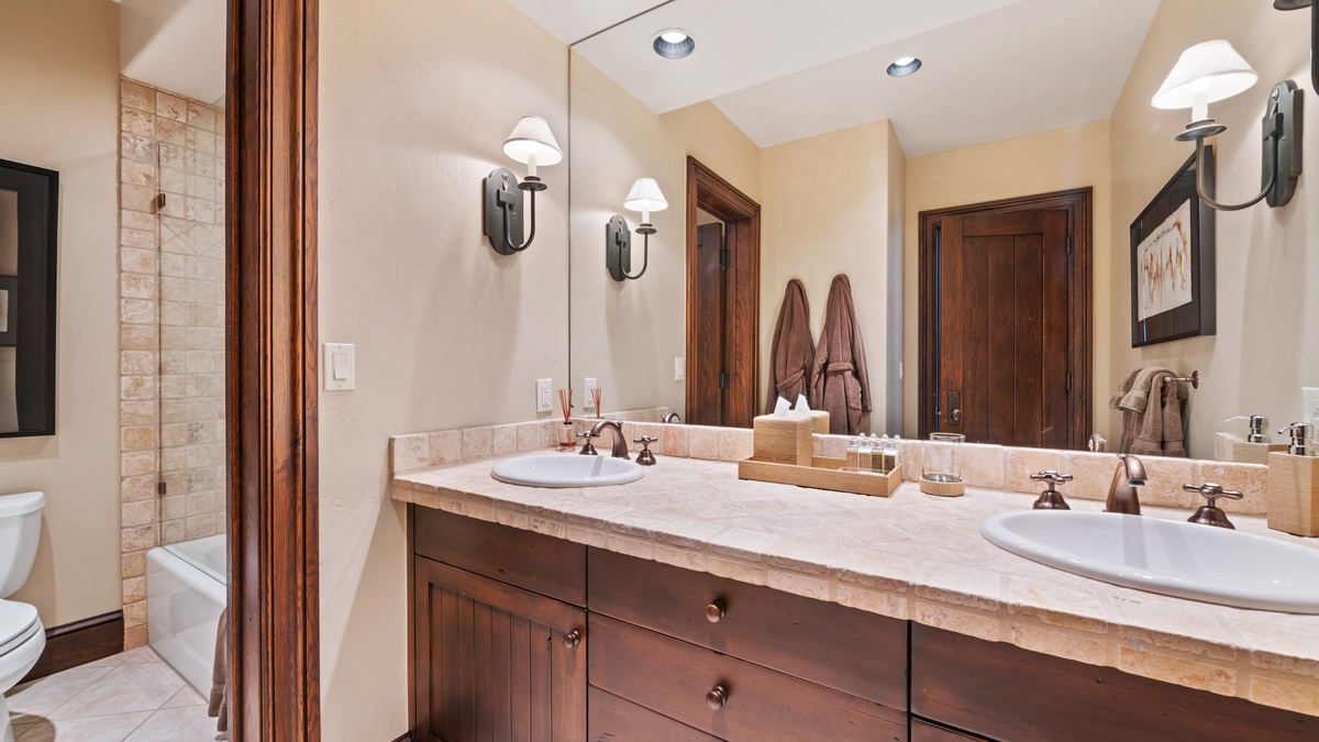 Bedroom 4, Lower Level - Lower level guest bedroom ensuite with tub/shower combo