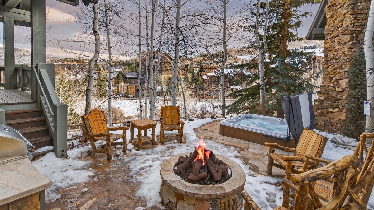 Patio area with Hot Tub, Fire pit and BBQ