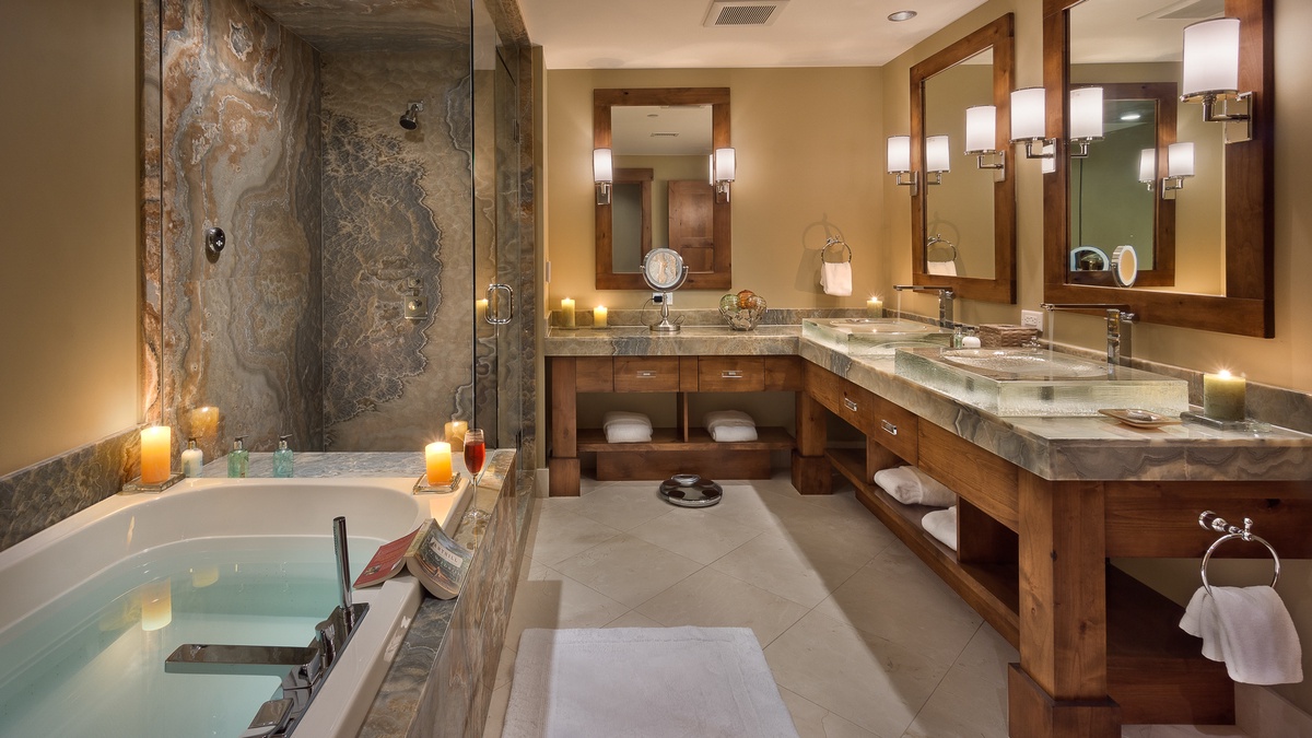 Bedroom 1, Main Level - Ensuite with soaking tub and walk-in shower