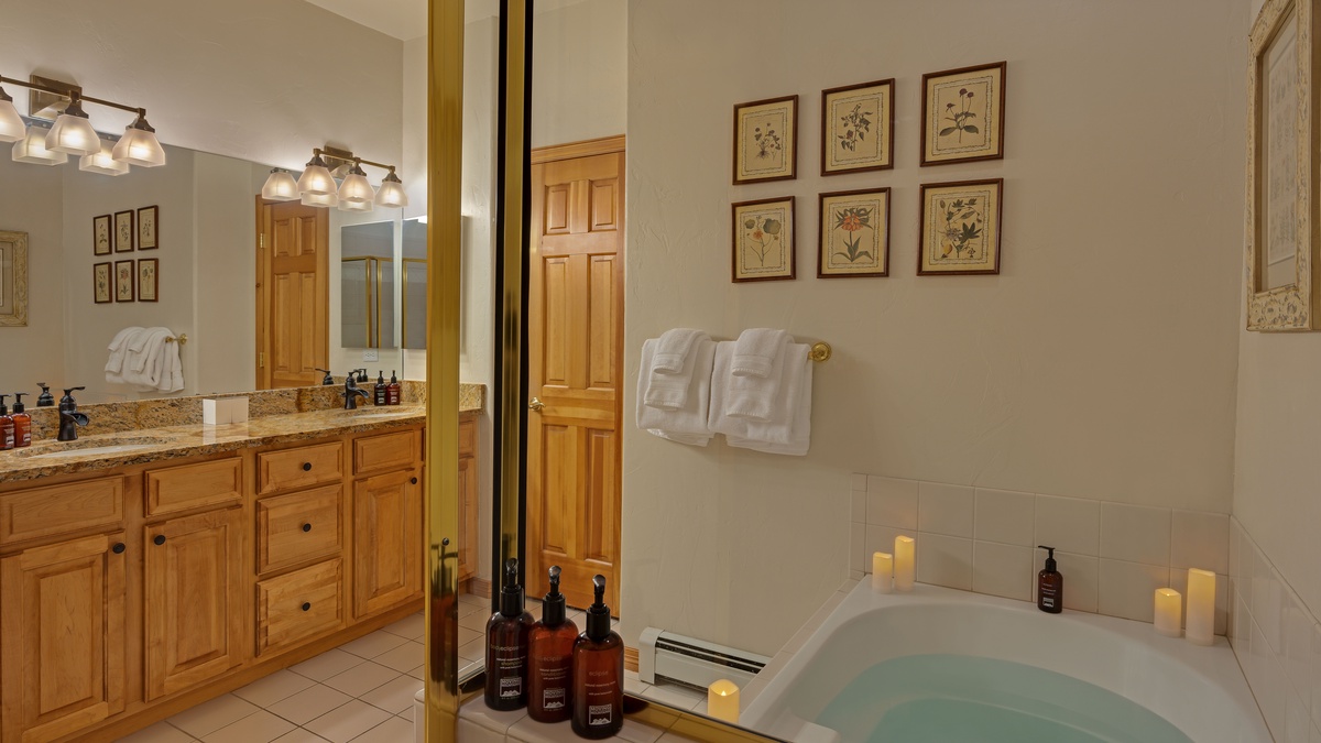 Bedroom 1, Main Level - Primary ensuite on main level