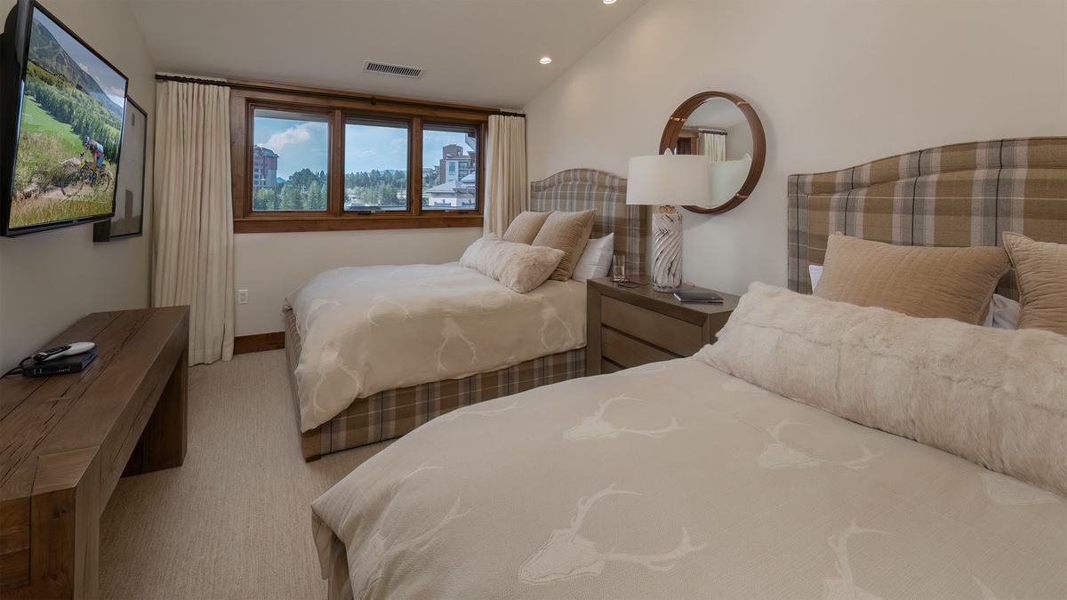 Bedroom 2, Main Level - Two full beds