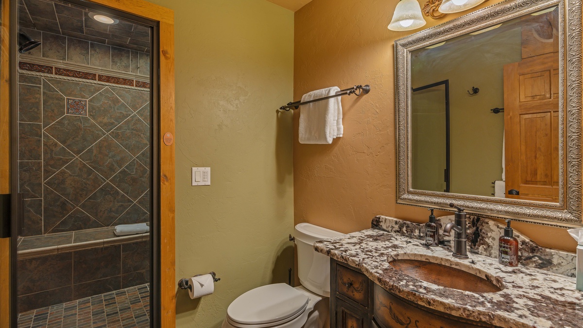 Bedroom 2, Upper level - Upper level king ensuite