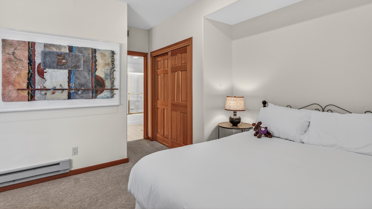 Bedroom 5, Lower Level - Queen bedroom
