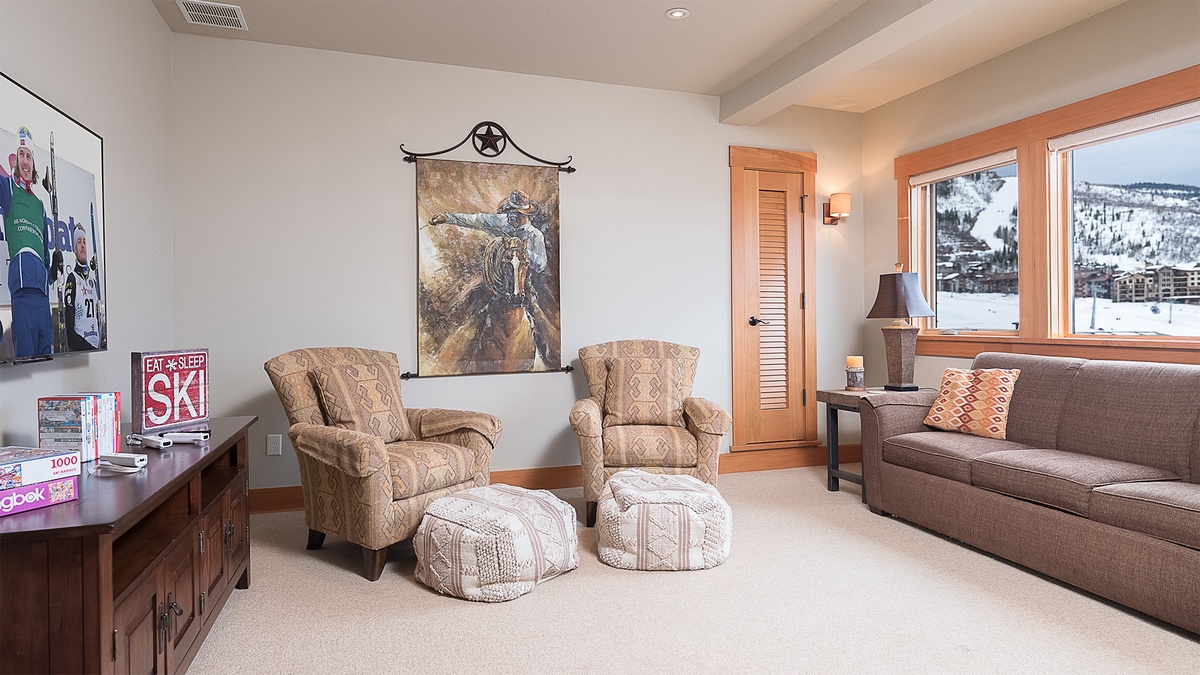 Family Room, Mid Level - Sitting area with TV