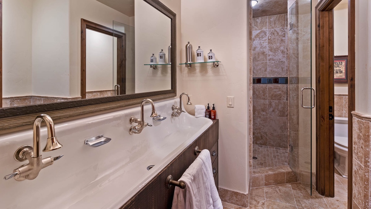 Bedroom 5, Lower Level - Bunkroom ensuite