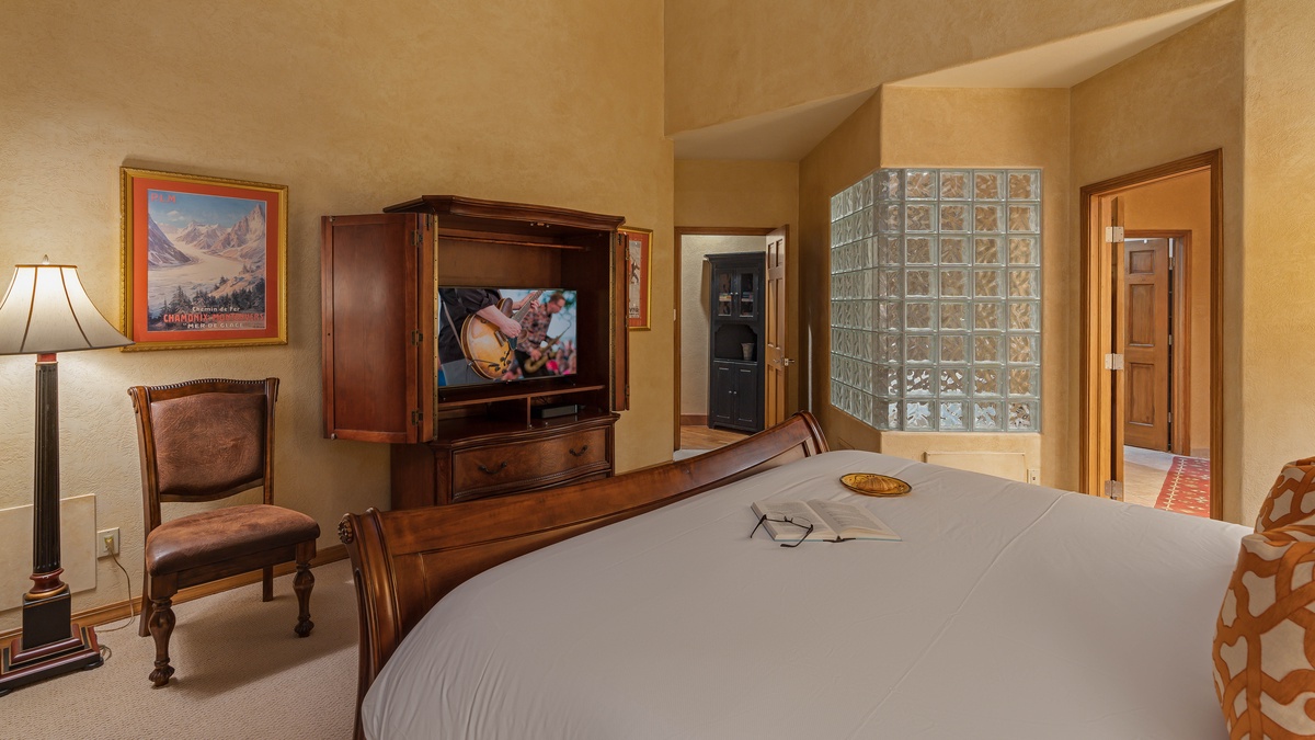 Bedroom 1, Main Level - Primary king suite on main level