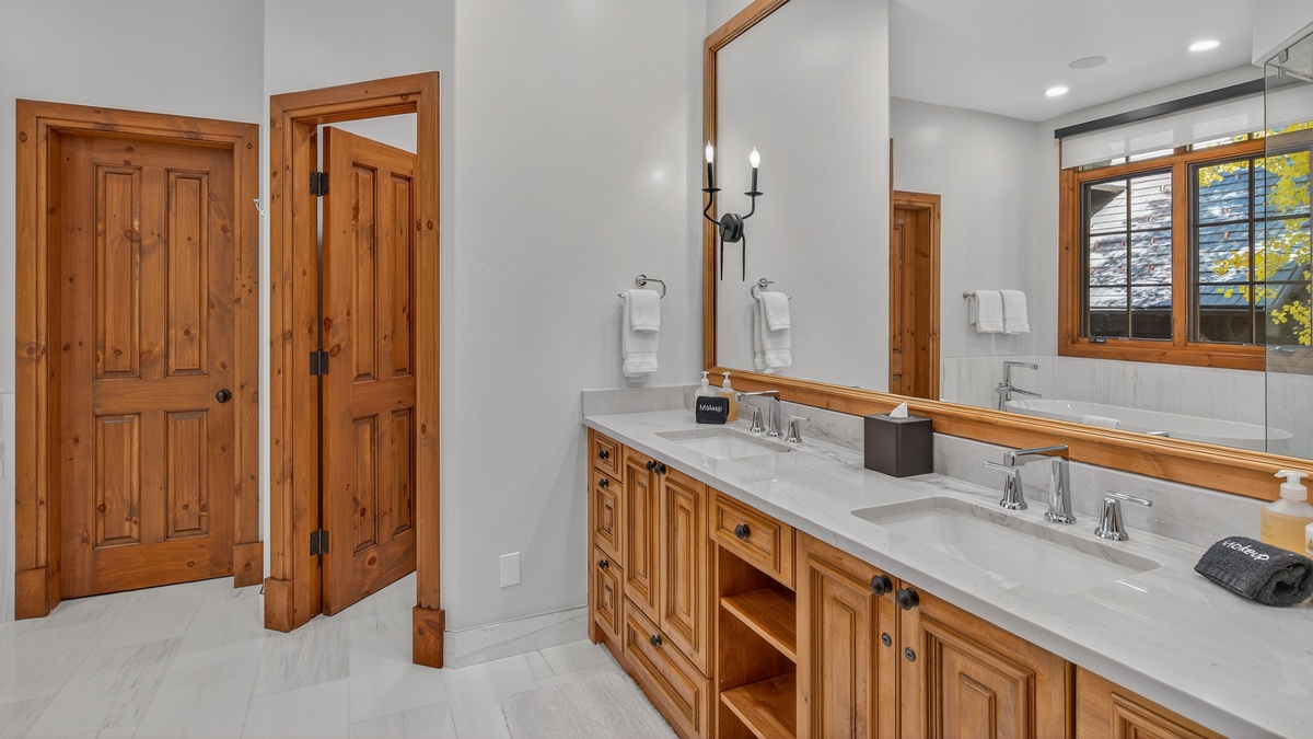 Bedroom 1, Main Level - King ensuite