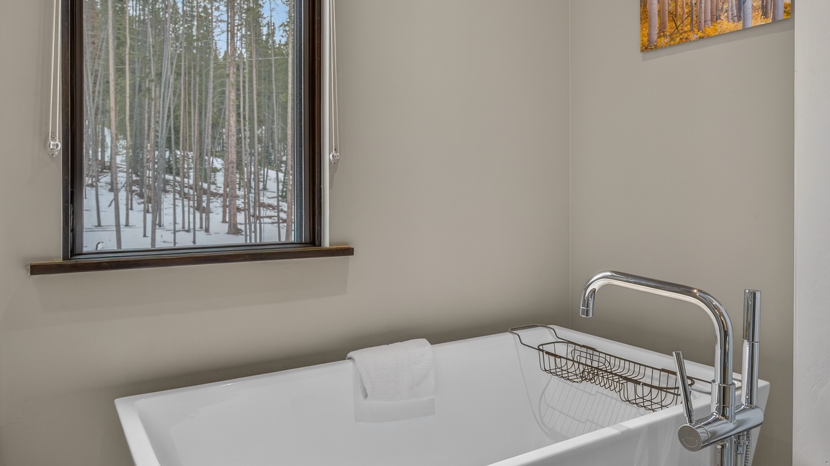 Bedroom 1, Upper Level - Primary king bedroom ensuite