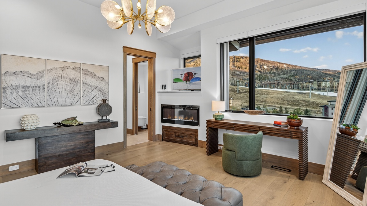 Bedroom 1, Main Level - Primary king suite