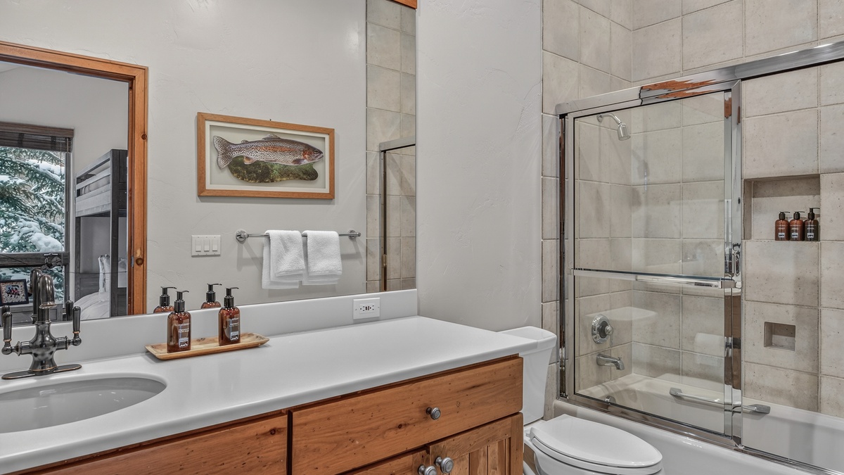 Bedroom 4, Main Level - Ensuite Bunk Bathroom