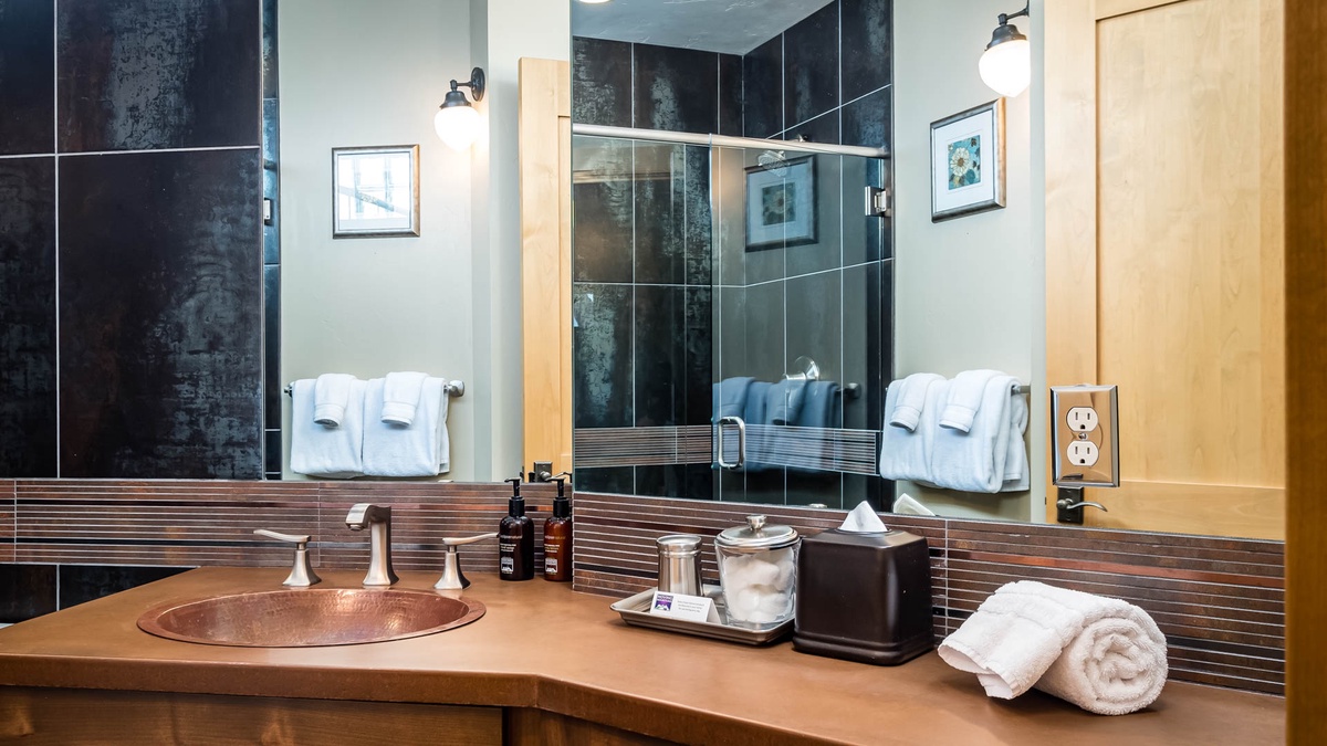 Bedroom 5, Lower Level, South - Ensuite