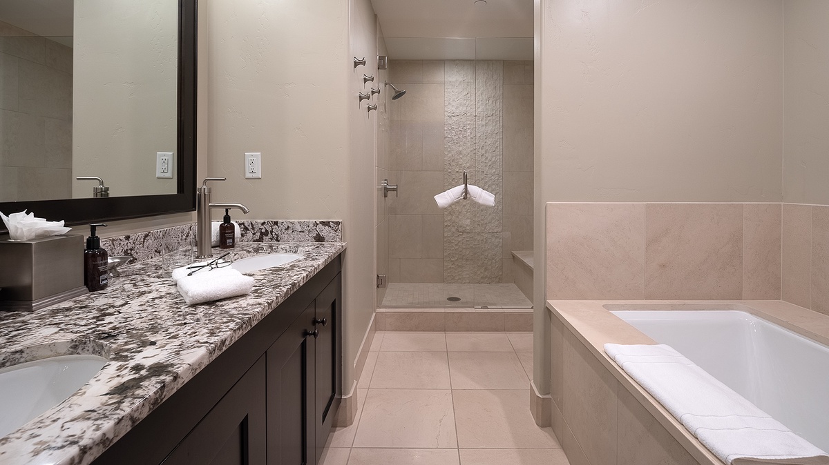 Bedroom 1, Main Level - Primary king ensuite