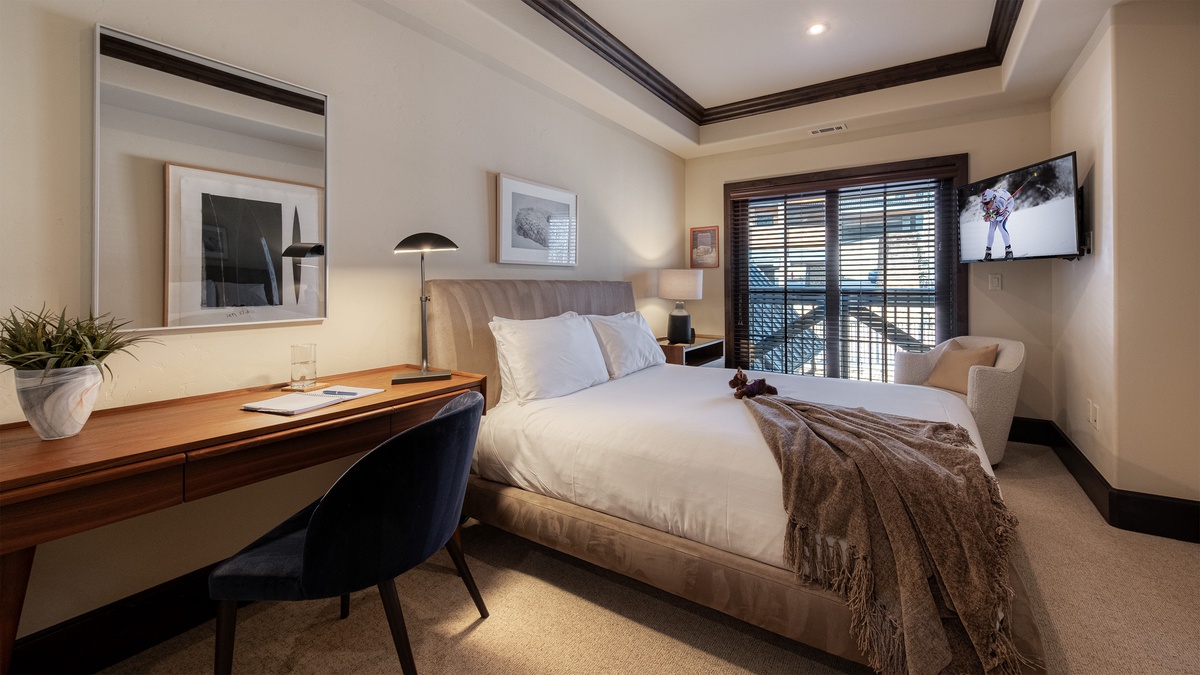 Bedroom 2, Main Level - Queen suite