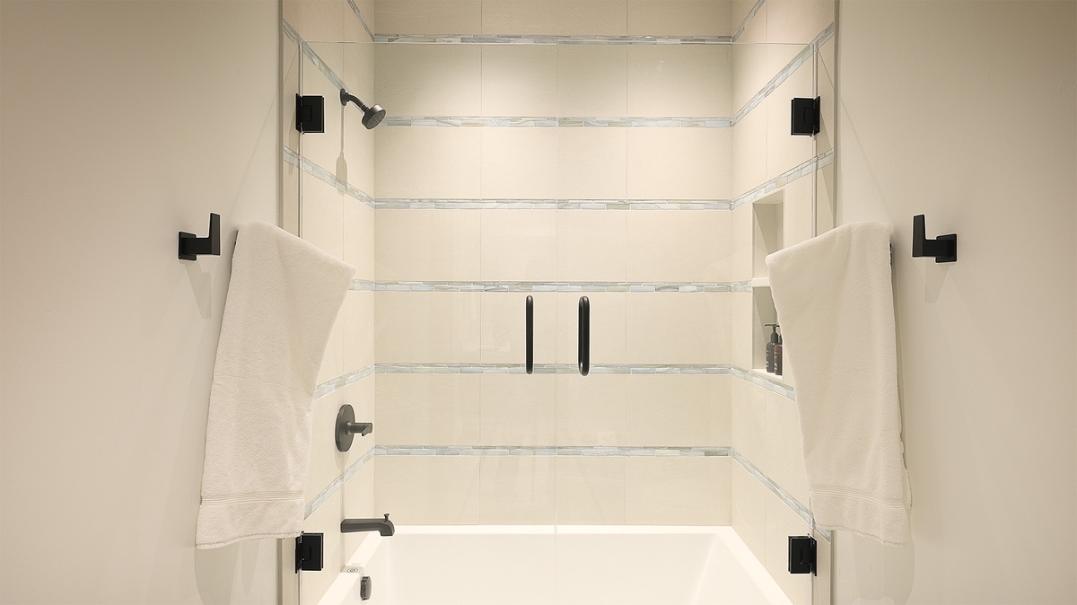 Shared Bathroom, Mid-Level - Bedrooms 2 and 3 shared bath