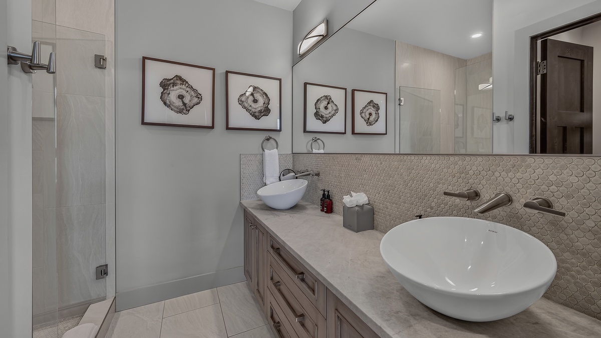 Bedroom 6, Upper Level - Ensuite with double vanity