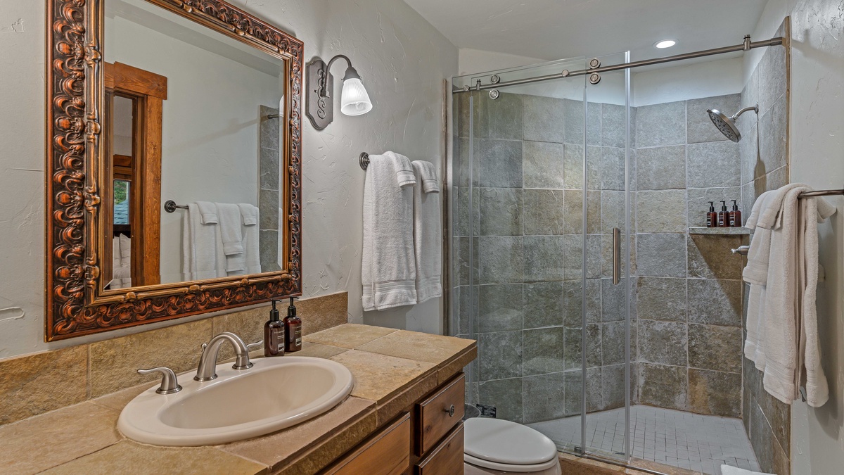 Bedroom 5, Upper Level - Double queen ensuite on upper level